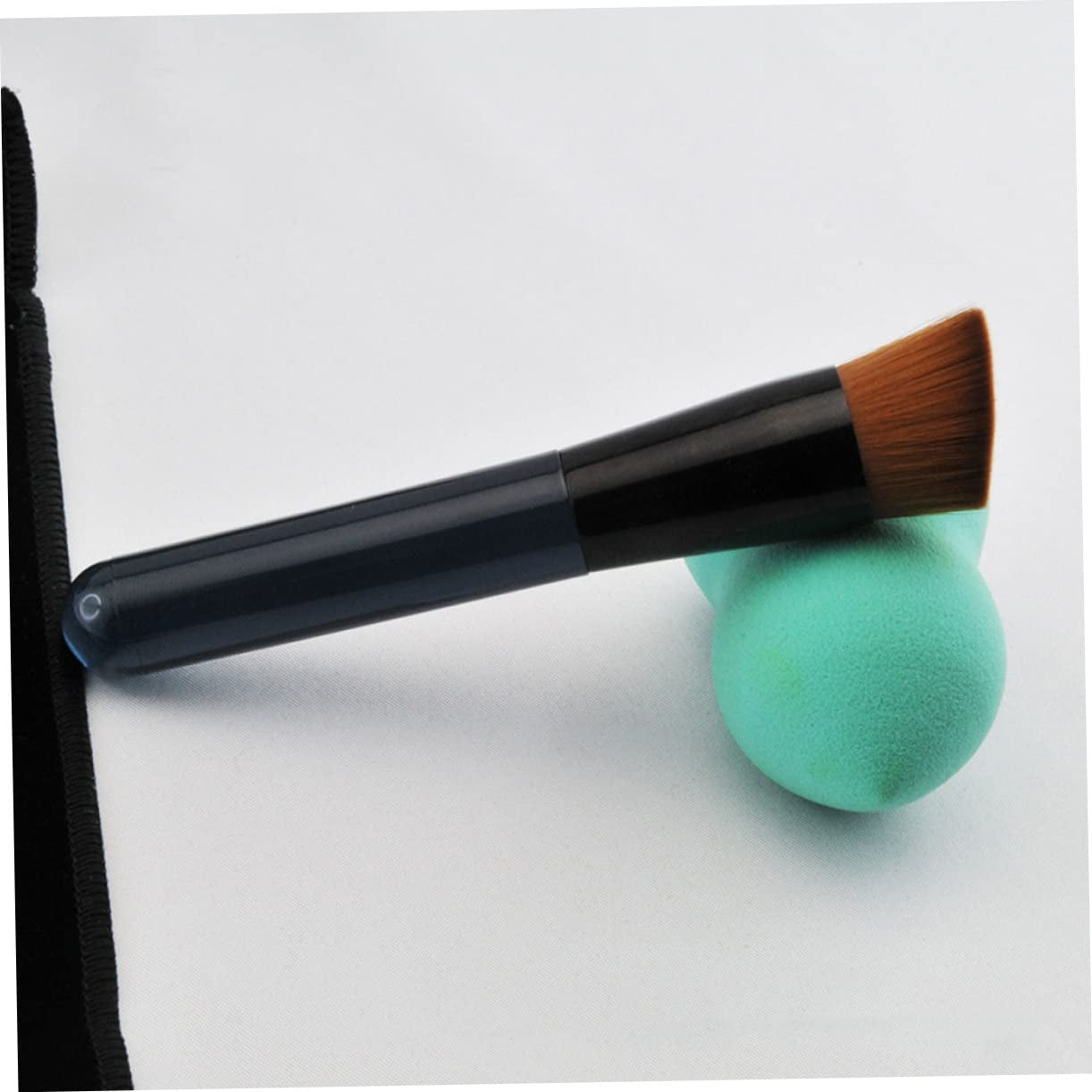 Angled Flat Foundation Brush High-Density Synthetic Hair Makeup Blending Brush for Women